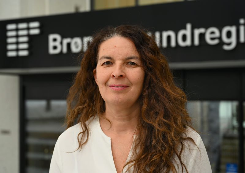 Direktør Inger-Lise Strøm foran inngangen i Havnegata.